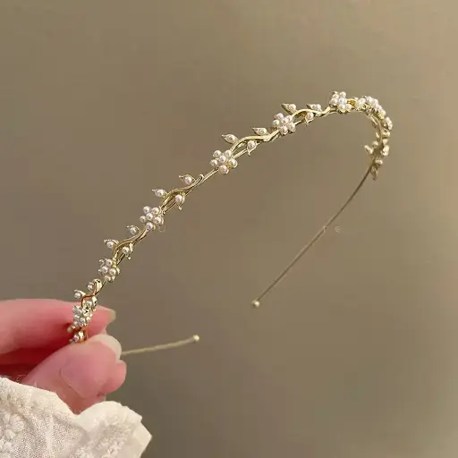 طوق بزخرفة الورد