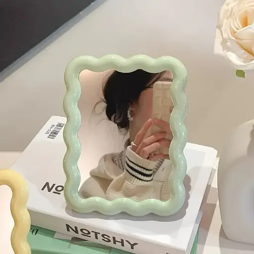 مرآة بزخرفه متمايله